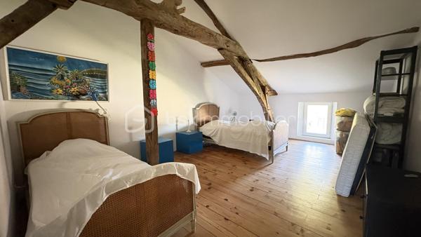 À proximité immédiate du centre-ville de Bergerac, découvrez cette demeure ancienne de caractère d’environ 243 m² habitables mitoyenne , implantée sur une parcelle d’environ 624 m².

Dès l’entrée, le charme de l’ancien est au rendez-vous : belles hauteurs sous plafond, carreaux anciens, cheminées, grandes ouvertures et volumes généreux créent une atmosphère chaleureuse et authentique.

Au rez-de-chaussée, la maison offre un séjour d’environ 30 m², un salon d’environ 22 m², une cuisine indépendante aménagée et équipée d’environ 22 m², une chambre de plus de 14 m², une salle de bains avec baignoire et douche ainsi qu’une buanderie.

Depuis la cuisine, un accès mène directement à une grande cave d’environ 63 m² située sous la maison. Un espace particulièrement appréciable, offrant une importante capacité de stockage et tout le charme que l’on attend d’une demeure ancienne.

À l’étage, l’espace nuit se compose de quatre chambres supplémentaires, d’environ 12 à 19 m², ainsi que d’une remarquable salle de jeux d’environ 30 m². Un véritable espace supplémentaire qui pourra devenir, selon les envies, salon familial, salle de cinéma, bureau, atelier ou espace dédié aux enfants. Une seconde salle d’eau complète ce niveau.

À l’extérieur, le jardin clos constitue un véritable privilège à proximité du cœur de Bergerac.

La propriété dispose également d’un garage d’environ 37 m² avec porte motorisée, surmonté d’un étage d’environ 37 m² offrant encore de belles possibilités, ainsi que d’un ancien pigeonnier indépendant qui participe pleinement au caractère des lieux.

La maison est raccordée au tout-à-l’égout et bénéficie d’un chauffage au gaz de ville au rez-de-chaussée, complété par des radiateurs électriques à l’étage. Son DPE classé C représente un véritable atout pour une demeure ancienne de cette superficie.

Quelques travaux de rafraîchissement permettront de révéler tout son potentiel et de la personnaliser sans lui retirer son identité.

243 m² habitables, 5 chambres, environ 624 m² de terrain, une cave de 63 m² sous la maison, un garage avec étage et un pigeonnier : une propriété aux volumes rares, destinée aux amoureux des maisons de caractère.

Une demeure qui se visite autant avec les yeux qu’avec le cœur.