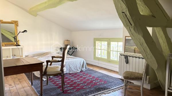 À proximité immédiate du centre-ville de Bergerac, découvrez cette demeure ancienne de caractère d’environ 243 m² habitables mitoyenne , implantée sur une parcelle d’environ 624 m².

Dès l’entrée, le charme de l’ancien est au rendez-vous : belles hauteurs sous plafond, carreaux anciens, cheminées, grandes ouvertures et volumes généreux créent une atmosphère chaleureuse et authentique.

Au rez-de-chaussée, la maison offre un séjour d’environ 30 m², un salon d’environ 22 m², une cuisine indépendante aménagée et équipée d’environ 22 m², une chambre de plus de 14 m², une salle de bains avec baignoire et douche ainsi qu’une buanderie.

Depuis la cuisine, un accès mène directement à une grande cave d’environ 63 m² située sous la maison. Un espace particulièrement appréciable, offrant une importante capacité de stockage et tout le charme que l’on attend d’une demeure ancienne.

À l’étage, l’espace nuit se compose de quatre chambres supplémentaires, d’environ 12 à 19 m², ainsi que d’une remarquable salle de jeux d’environ 30 m². Un véritable espace supplémentaire qui pourra devenir, selon les envies, salon familial, salle de cinéma, bureau, atelier ou espace dédié aux enfants. Une seconde salle d’eau complète ce niveau.

À l’extérieur, le jardin clos constitue un véritable privilège à proximité du cœur de Bergerac.

La propriété dispose également d’un garage d’environ 37 m² avec porte motorisée, surmonté d’un étage d’environ 37 m² offrant encore de belles possibilités, ainsi que d’un ancien pigeonnier indépendant qui participe pleinement au caractère des lieux.

La maison est raccordée au tout-à-l’égout et bénéficie d’un chauffage au gaz de ville au rez-de-chaussée, complété par des radiateurs électriques à l’étage. Son DPE classé C représente un véritable atout pour une demeure ancienne de cette superficie.

Quelques travaux de rafraîchissement permettront de révéler tout son potentiel et de la personnaliser sans lui retirer son identité.

243 m² habitables, 5 chambres, environ 624 m² de terrain, une cave de 63 m² sous la maison, un garage avec étage et un pigeonnier : une propriété aux volumes rares, destinée aux amoureux des maisons de caractère.

Une demeure qui se visite autant avec les yeux qu’avec le cœur.