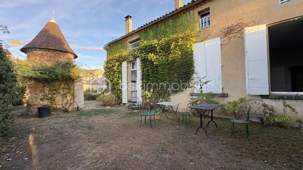 À proximité immédiate du centre-ville de Bergerac, découvrez cette demeure ancienne de caractère d’environ 243 m² habitables mitoyenne , implantée sur une parcelle d’environ 624 m².

Dès l’entrée, le charme de l’ancien est au rendez-vous : belles hauteurs sous plafond, carreaux anciens, cheminées, grandes ouvertures et volumes généreux créent une atmosphère chaleureuse et authentique.

Au rez-de-chaussée, la maison offre un séjour d’environ 30 m², un salon d’environ 22 m², une cuisine indépendante aménagée et équipée d’environ 22 m², une chambre de plus de 14 m², une salle de bains avec baignoire et douche ainsi qu’une buanderie.

Depuis la cuisine, un accès mène directement à une grande cave d’environ 63 m² située sous la maison. Un espace particulièrement appréciable, offrant une importante capacité de stockage et tout le charme que l’on attend d’une demeure ancienne.

À l’étage, l’espace nuit se compose de quatre chambres supplémentaires, d’environ 12 à 19 m², ainsi que d’une remarquable salle de jeux d’environ 30 m². Un véritable espace supplémentaire qui pourra devenir, selon les envies, salon familial, salle de cinéma, bureau, atelier ou espace dédié aux enfants. Une seconde salle d’eau complète ce niveau.

À l’extérieur, le jardin clos constitue un véritable privilège à proximité du cœur de Bergerac.

La propriété dispose également d’un garage d’environ 37 m² avec porte motorisée, surmonté d’un étage d’environ 37 m² offrant encore de belles possibilités, ainsi que d’un ancien pigeonnier indépendant qui participe pleinement au caractère des lieux.

La maison est raccordée au tout-à-l’égout et bénéficie d’un chauffage au gaz de ville au rez-de-chaussée, complété par des radiateurs électriques à l’étage. Son DPE classé C représente un véritable atout pour une demeure ancienne de cette superficie.

Quelques travaux de rafraîchissement permettront de révéler tout son potentiel et de la personnaliser sans lui retirer son identité.

243 m² habitables, 5 chambres, environ 624 m² de terrain, une cave de 63 m² sous la maison, un garage avec étage et un pigeonnier : une propriété aux volumes rares, destinée aux amoureux des maisons de caractère.

Une demeure qui se visite autant avec les yeux qu’avec le cœur.