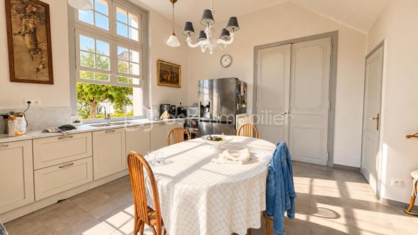 À proximité immédiate du centre-ville de Bergerac, découvrez cette demeure ancienne de caractère d’environ 243 m² habitables mitoyenne , implantée sur une parcelle d’environ 624 m².

Dès l’entrée, le charme de l’ancien est au rendez-vous : belles hauteurs sous plafond, carreaux anciens, cheminées, grandes ouvertures et volumes généreux créent une atmosphère chaleureuse et authentique.

Au rez-de-chaussée, la maison offre un séjour d’environ 30 m², un salon d’environ 22 m², une cuisine indépendante aménagée et équipée d’environ 22 m², une chambre de plus de 14 m², une salle de bains avec baignoire et douche ainsi qu’une buanderie.

Depuis la cuisine, un accès mène directement à une grande cave d’environ 63 m² située sous la maison. Un espace particulièrement appréciable, offrant une importante capacité de stockage et tout le charme que l’on attend d’une demeure ancienne.

À l’étage, l’espace nuit se compose de quatre chambres supplémentaires, d’environ 12 à 19 m², ainsi que d’une remarquable salle de jeux d’environ 30 m². Un véritable espace supplémentaire qui pourra devenir, selon les envies, salon familial, salle de cinéma, bureau, atelier ou espace dédié aux enfants. Une seconde salle d’eau complète ce niveau.

À l’extérieur, le jardin clos constitue un véritable privilège à proximité du cœur de Bergerac.

La propriété dispose également d’un garage d’environ 37 m² avec porte motorisée, surmonté d’un étage d’environ 37 m² offrant encore de belles possibilités, ainsi que d’un ancien pigeonnier indépendant qui participe pleinement au caractère des lieux.

La maison est raccordée au tout-à-l’égout et bénéficie d’un chauffage au gaz de ville au rez-de-chaussée, complété par des radiateurs électriques à l’étage. Son DPE classé C représente un véritable atout pour une demeure ancienne de cette superficie.

Quelques travaux de rafraîchissement permettront de révéler tout son potentiel et de la personnaliser sans lui retirer son identité.

243 m² habitables, 5 chambres, environ 624 m² de terrain, une cave de 63 m² sous la maison, un garage avec étage et un pigeonnier : une propriété aux volumes rares, destinée aux amoureux des maisons de caractère.

Une demeure qui se visite autant avec les yeux qu’avec le cœur.