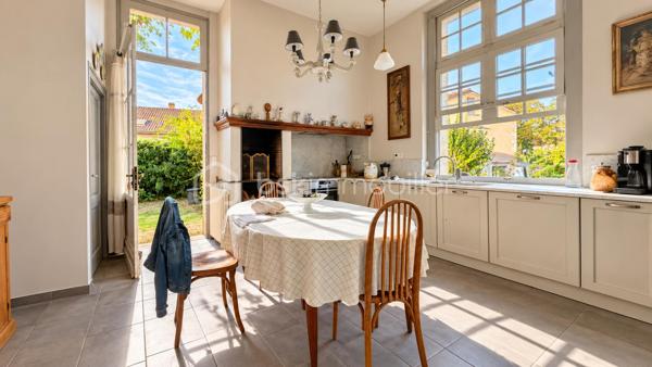 À proximité immédiate du centre-ville de Bergerac, découvrez cette demeure ancienne de caractère d’environ 243 m² habitables mitoyenne , implantée sur une parcelle d’environ 624 m².

Dès l’entrée, le charme de l’ancien est au rendez-vous : belles hauteurs sous plafond, carreaux anciens, cheminées, grandes ouvertures et volumes généreux créent une atmosphère chaleureuse et authentique.

Au rez-de-chaussée, la maison offre un séjour d’environ 30 m², un salon d’environ 22 m², une cuisine indépendante aménagée et équipée d’environ 22 m², une chambre de plus de 14 m², une salle de bains avec baignoire et douche ainsi qu’une buanderie.

Depuis la cuisine, un accès mène directement à une grande cave d’environ 63 m² située sous la maison. Un espace particulièrement appréciable, offrant une importante capacité de stockage et tout le charme que l’on attend d’une demeure ancienne.

À l’étage, l’espace nuit se compose de quatre chambres supplémentaires, d’environ 12 à 19 m², ainsi que d’une remarquable salle de jeux d’environ 30 m². Un véritable espace supplémentaire qui pourra devenir, selon les envies, salon familial, salle de cinéma, bureau, atelier ou espace dédié aux enfants. Une seconde salle d’eau complète ce niveau.

À l’extérieur, le jardin clos constitue un véritable privilège à proximité du cœur de Bergerac.

La propriété dispose également d’un garage d’environ 37 m² avec porte motorisée, surmonté d’un étage d’environ 37 m² offrant encore de belles possibilités, ainsi que d’un ancien pigeonnier indépendant qui participe pleinement au caractère des lieux.

La maison est raccordée au tout-à-l’égout et bénéficie d’un chauffage au gaz de ville au rez-de-chaussée, complété par des radiateurs électriques à l’étage. Son DPE classé C représente un véritable atout pour une demeure ancienne de cette superficie.

Quelques travaux de rafraîchissement permettront de révéler tout son potentiel et de la personnaliser sans lui retirer son identité.

243 m² habitables, 5 chambres, environ 624 m² de terrain, une cave de 63 m² sous la maison, un garage avec étage et un pigeonnier : une propriété aux volumes rares, destinée aux amoureux des maisons de caractère.

Une demeure qui se visite autant avec les yeux qu’avec le cœur.