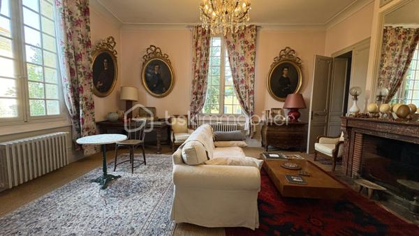 À proximité immédiate du centre-ville de Bergerac, découvrez cette demeure ancienne de caractère d’environ 243 m² habitables mitoyenne , implantée sur une parcelle d’environ 624 m².

Dès l’entrée, le charme de l’ancien est au rendez-vous : belles hauteurs sous plafond, carreaux anciens, cheminées, grandes ouvertures et volumes généreux créent une atmosphère chaleureuse et authentique.

Au rez-de-chaussée, la maison offre un séjour d’environ 30 m², un salon d’environ 22 m², une cuisine indépendante aménagée et équipée d’environ 22 m², une chambre de plus de 14 m², une salle de bains avec baignoire et douche ainsi qu’une buanderie.

Depuis la cuisine, un accès mène directement à une grande cave d’environ 63 m² située sous la maison. Un espace particulièrement appréciable, offrant une importante capacité de stockage et tout le charme que l’on attend d’une demeure ancienne.

À l’étage, l’espace nuit se compose de quatre chambres supplémentaires, d’environ 12 à 19 m², ainsi que d’une remarquable salle de jeux d’environ 30 m². Un véritable espace supplémentaire qui pourra devenir, selon les envies, salon familial, salle de cinéma, bureau, atelier ou espace dédié aux enfants. Une seconde salle d’eau complète ce niveau.

À l’extérieur, le jardin clos constitue un véritable privilège à proximité du cœur de Bergerac.

La propriété dispose également d’un garage d’environ 37 m² avec porte motorisée, surmonté d’un étage d’environ 37 m² offrant encore de belles possibilités, ainsi que d’un ancien pigeonnier indépendant qui participe pleinement au caractère des lieux.

La maison est raccordée au tout-à-l’égout et bénéficie d’un chauffage au gaz de ville au rez-de-chaussée, complété par des radiateurs électriques à l’étage. Son DPE classé C représente un véritable atout pour une demeure ancienne de cette superficie.

Quelques travaux de rafraîchissement permettront de révéler tout son potentiel et de la personnaliser sans lui retirer son identité.

243 m² habitables, 5 chambres, environ 624 m² de terrain, une cave de 63 m² sous la maison, un garage avec étage et un pigeonnier : une propriété aux volumes rares, destinée aux amoureux des maisons de caractère.

Une demeure qui se visite autant avec les yeux qu’avec le cœur.