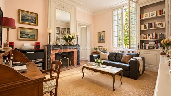 À proximité immédiate du centre-ville de Bergerac, découvrez cette demeure ancienne de caractère d’environ 243 m² habitables mitoyenne , implantée sur une parcelle d’environ 624 m².

Dès l’entrée, le charme de l’ancien est au rendez-vous : belles hauteurs sous plafond, carreaux anciens, cheminées, grandes ouvertures et volumes généreux créent une atmosphère chaleureuse et authentique.

Au rez-de-chaussée, la maison offre un séjour d’environ 30 m², un salon d’environ 22 m², une cuisine indépendante aménagée et équipée d’environ 22 m², une chambre de plus de 14 m², une salle de bains avec baignoire et douche ainsi qu’une buanderie.

Depuis la cuisine, un accès mène directement à une grande cave d’environ 63 m² située sous la maison. Un espace particulièrement appréciable, offrant une importante capacité de stockage et tout le charme que l’on attend d’une demeure ancienne.

À l’étage, l’espace nuit se compose de quatre chambres supplémentaires, d’environ 12 à 19 m², ainsi que d’une remarquable salle de jeux d’environ 30 m². Un véritable espace supplémentaire qui pourra devenir, selon les envies, salon familial, salle de cinéma, bureau, atelier ou espace dédié aux enfants. Une seconde salle d’eau complète ce niveau.

À l’extérieur, le jardin clos constitue un véritable privilège à proximité du cœur de Bergerac.

La propriété dispose également d’un garage d’environ 37 m² avec porte motorisée, surmonté d’un étage d’environ 37 m² offrant encore de belles possibilités, ainsi que d’un ancien pigeonnier indépendant qui participe pleinement au caractère des lieux.

La maison est raccordée au tout-à-l’égout et bénéficie d’un chauffage au gaz de ville au rez-de-chaussée, complété par des radiateurs électriques à l’étage. Son DPE classé C représente un véritable atout pour une demeure ancienne de cette superficie.

Quelques travaux de rafraîchissement permettront de révéler tout son potentiel et de la personnaliser sans lui retirer son identité.

243 m² habitables, 5 chambres, environ 624 m² de terrain, une cave de 63 m² sous la maison, un garage avec étage et un pigeonnier : une propriété aux volumes rares, destinée aux amoureux des maisons de caractère.

Une demeure qui se visite autant avec les yeux qu’avec le cœur.