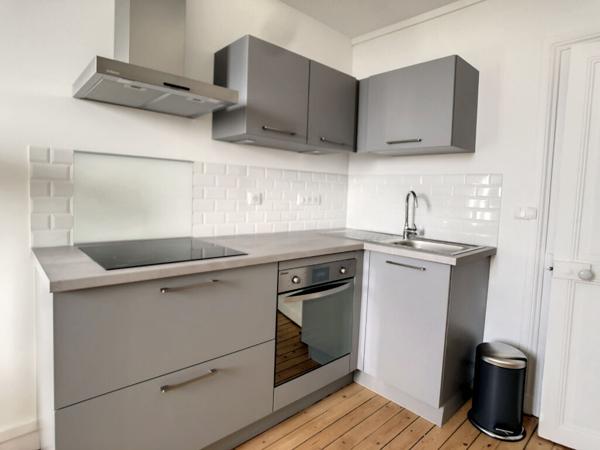 ORLEANS - HYPER CENTRE RUE D ILLIERS / MARTROI - 2 PIECES RENOVE et MEUBLE  - PETITE COPRO - DERNIER ETAGE