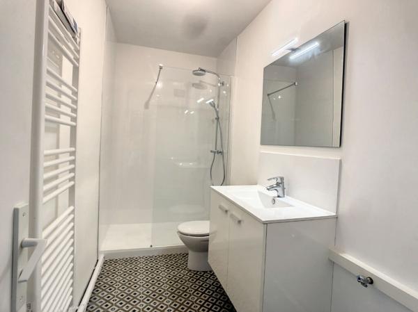 ORLEANS - HYPER CENTRE RUE D ILLIERS / MARTROI - 2 PIECES RENOVE et MEUBLE  - PETITE COPRO - DERNIER ETAGE