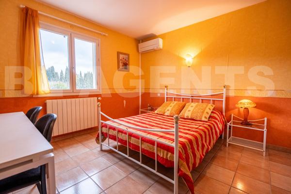 Villa polyvalente dans un secteur tres recherché.