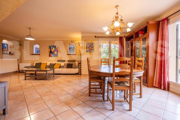 Villa polyvalente dans un secteur tres recherché.