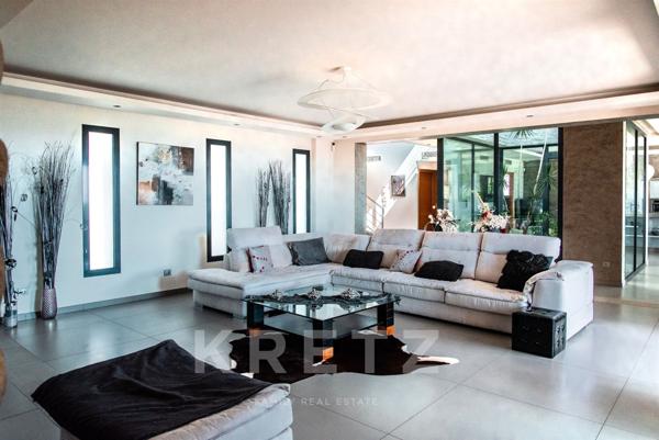 FOLELLI - VILLA D'ARCHITECTE DE 225m2 AVEC VUE MER ET PISCINE