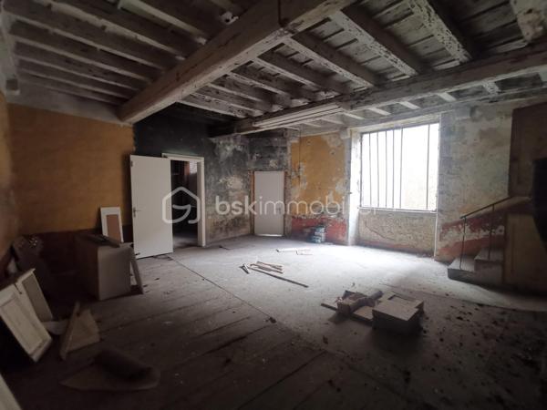 Découvrez cet appartement situé au centre ville de Riom (63200). 

Cet appartement 3 pièces, entièrement à rénover, offre un beau potentiel d’aménagement, que votre projet concerne une résidence principale ou un investissement locatif !

Riom est une ville dynamique et attractive, appréciée pour son cadre de vie et son patrimoine. Située à proximité de Clermont-Ferrand, elle bénéficie d’un environnement agréable entre ville et nature, avec un accès rapide aux grands axes. 
La commune dispose de commerces, services, établissements scolaires (écoles, collèges et lycées), équipements sportifs et culturels, facilitant le quotidien des familles comme des actifs.

L'appartement est situé à quelques minutes à pieds d'un collège/lycée et de nombreux commerces.
Il comprend également une cave.