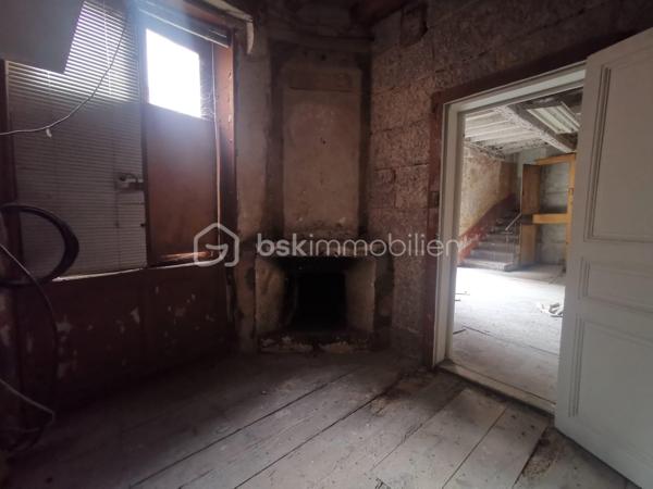 Découvrez cet appartement situé au centre ville de Riom (63200). 

Cet appartement 3 pièces, entièrement à rénover, offre un beau potentiel d’aménagement, que votre projet concerne une résidence principale ou un investissement locatif !

Riom est une ville dynamique et attractive, appréciée pour son cadre de vie et son patrimoine. Située à proximité de Clermont-Ferrand, elle bénéficie d’un environnement agréable entre ville et nature, avec un accès rapide aux grands axes. 
La commune dispose de commerces, services, établissements scolaires (écoles, collèges et lycées), équipements sportifs et culturels, facilitant le quotidien des familles comme des actifs.

L'appartement est situé à quelques minutes à pieds d'un collège/lycée et de nombreux commerces.
Il comprend également une cave.