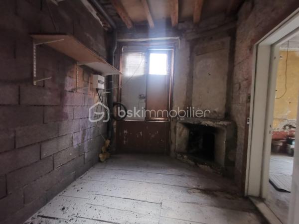 Découvrez cet appartement situé au centre ville de Riom (63200). 

Cet appartement 3 pièces, entièrement à rénover, offre un beau potentiel d’aménagement, que votre projet concerne une résidence principale ou un investissement locatif !

Riom est une ville dynamique et attractive, appréciée pour son cadre de vie et son patrimoine. Située à proximité de Clermont-Ferrand, elle bénéficie d’un environnement agréable entre ville et nature, avec un accès rapide aux grands axes. 
La commune dispose de commerces, services, établissements scolaires (écoles, collèges et lycées), équipements sportifs et culturels, facilitant le quotidien des familles comme des actifs.

L'appartement est situé à quelques minutes à pieds d'un collège/lycée et de nombreux commerces.
Il comprend également une cave.