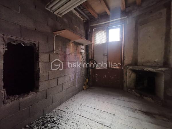 Découvrez cet appartement situé au centre ville de Riom (63200). 

Cet appartement 3 pièces, entièrement à rénover, offre un beau potentiel d’aménagement, que votre projet concerne une résidence principale ou un investissement locatif !

Riom est une ville dynamique et attractive, appréciée pour son cadre de vie et son patrimoine. Située à proximité de Clermont-Ferrand, elle bénéficie d’un environnement agréable entre ville et nature, avec un accès rapide aux grands axes. 
La commune dispose de commerces, services, établissements scolaires (écoles, collèges et lycées), équipements sportifs et culturels, facilitant le quotidien des familles comme des actifs.

L'appartement est situé à quelques minutes à pieds d'un collège/lycée et de nombreux commerces.
Il comprend également une cave.