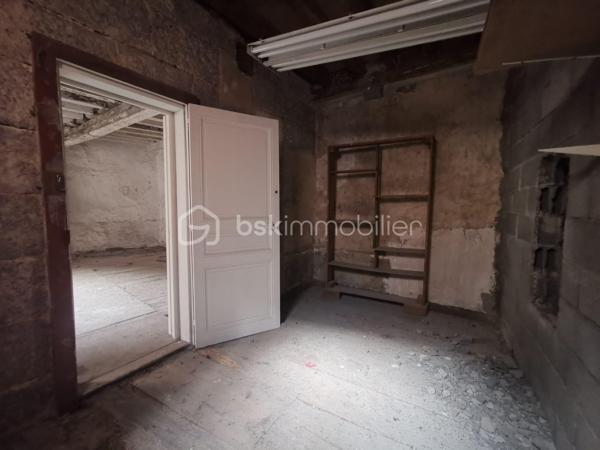 Découvrez cet appartement situé au centre ville de Riom (63200). 

Cet appartement 3 pièces, entièrement à rénover, offre un beau potentiel d’aménagement, que votre projet concerne une résidence principale ou un investissement locatif !

Riom est une ville dynamique et attractive, appréciée pour son cadre de vie et son patrimoine. Située à proximité de Clermont-Ferrand, elle bénéficie d’un environnement agréable entre ville et nature, avec un accès rapide aux grands axes. 
La commune dispose de commerces, services, établissements scolaires (écoles, collèges et lycées), équipements sportifs et culturels, facilitant le quotidien des familles comme des actifs.

L'appartement est situé à quelques minutes à pieds d'un collège/lycée et de nombreux commerces.
Il comprend également une cave.