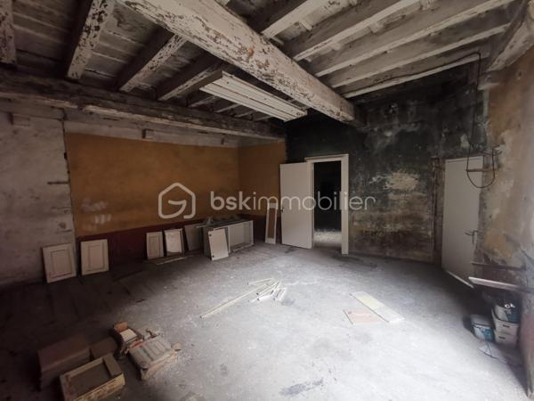 Découvrez cet appartement situé au centre ville de Riom (63200). 

Cet appartement 3 pièces, entièrement à rénover, offre un beau potentiel d’aménagement, que votre projet concerne une résidence principale ou un investissement locatif !

Riom est une ville dynamique et attractive, appréciée pour son cadre de vie et son patrimoine. Située à proximité de Clermont-Ferrand, elle bénéficie d’un environnement agréable entre ville et nature, avec un accès rapide aux grands axes. 
La commune dispose de commerces, services, établissements scolaires (écoles, collèges et lycées), équipements sportifs et culturels, facilitant le quotidien des familles comme des actifs.

L'appartement est situé à quelques minutes à pieds d'un collège/lycée et de nombreux commerces.
Il comprend également une cave.