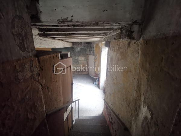 Découvrez cet appartement situé au centre ville de Riom (63200). 

Cet appartement 3 pièces, entièrement à rénover, offre un beau potentiel d’aménagement, que votre projet concerne une résidence principale ou un investissement locatif !

Riom est une ville dynamique et attractive, appréciée pour son cadre de vie et son patrimoine. Située à proximité de Clermont-Ferrand, elle bénéficie d’un environnement agréable entre ville et nature, avec un accès rapide aux grands axes. 
La commune dispose de commerces, services, établissements scolaires (écoles, collèges et lycées), équipements sportifs et culturels, facilitant le quotidien des familles comme des actifs.

L'appartement est situé à quelques minutes à pieds d'un collège/lycée et de nombreux commerces.
Il comprend également une cave.