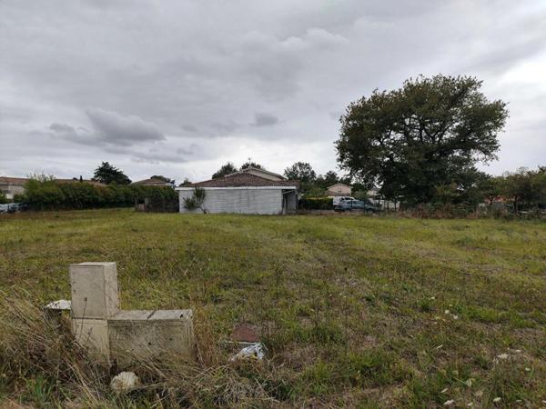 TERRAIN A BATIR 1200 M²  POUR BATIMENT COMMERCIAL / SERVICES