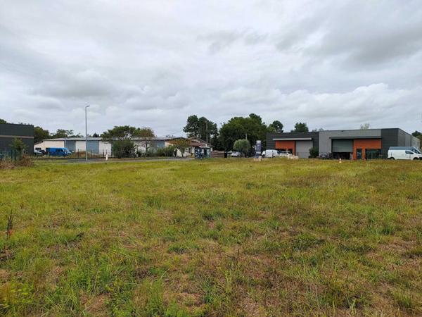 TERRAIN A BATIR 1200 M²  POUR BATIMENT COMMERCIAL / SERVICES