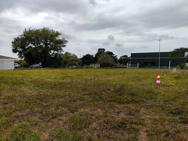 TERRAIN A BATIR 1200 M²  POUR BATIMENT COMMERCIAL / SERVICES