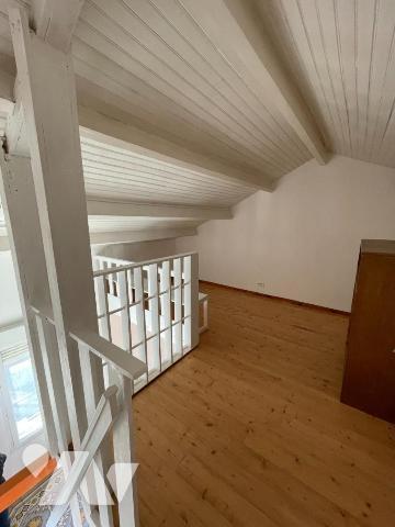 Une maison de ville avec local à usage commercial et appartement