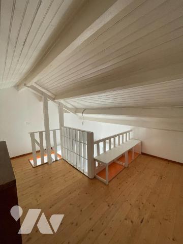 Une maison de ville avec local à usage commercial et appartement