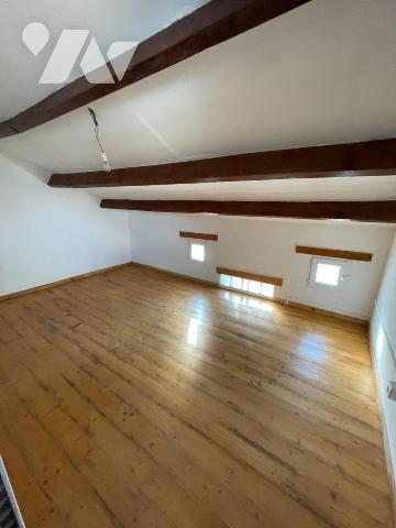 Une maison de ville avec local à usage commercial et appartement