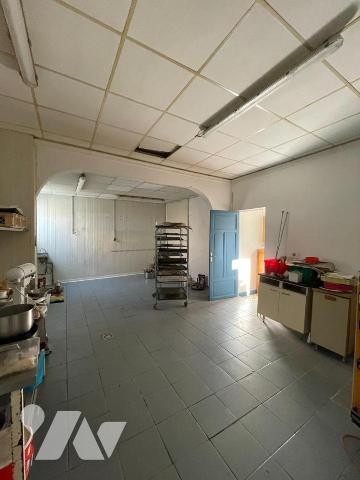 Une maison de ville avec local à usage commercial et appartement