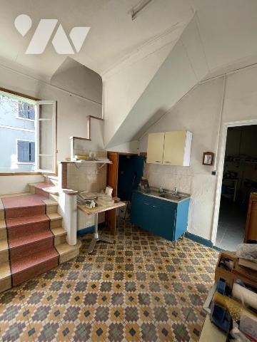 Une maison de ville avec local à usage commercial et appartement