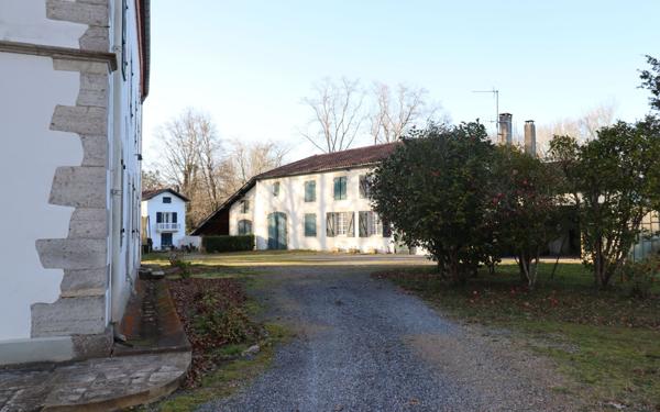 Maison à vendre    10 pièces • 408 m2 Saint-Martin-de-Seignanx