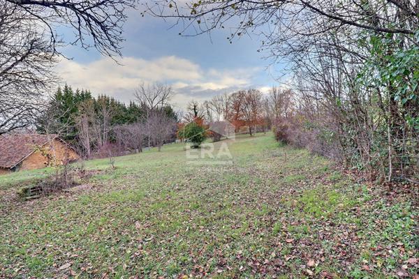 Beau terrain constructible avec petite grange