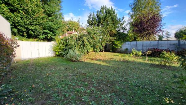 Belle maison bourgeoise face Champs Elysées avec jardin et carport