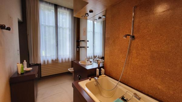 Belle maison bourgeoise face Champs Elysées avec jardin et carport