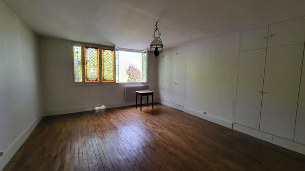 Belle maison bourgeoise face Champs Elysées avec jardin et carport