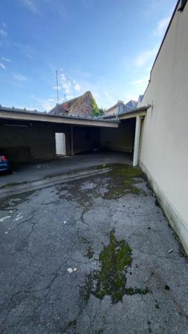 Belle maison bourgeoise face Champs Elysées avec jardin et carport