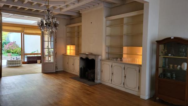 Belle maison bourgeoise face Champs Elysées avec jardin et carport