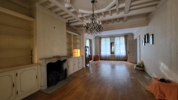 Belle maison bourgeoise face Champs Elysées avec jardin et carport