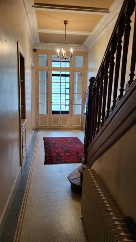 Belle maison bourgeoise face Champs Elysées avec jardin et carport