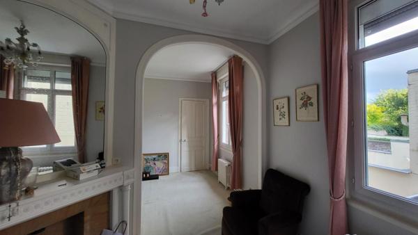 Belle maison bourgeoise face Champs Elysées avec jardin et carport