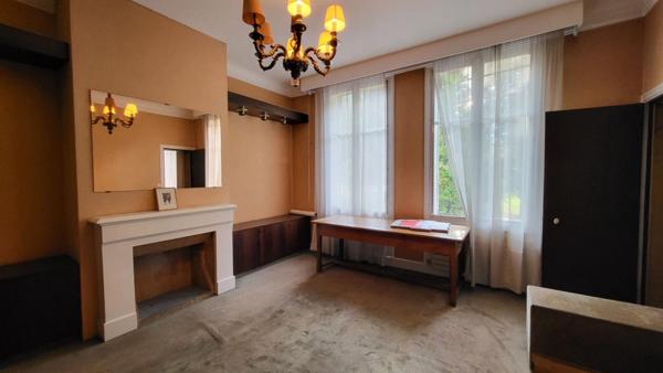 Belle maison bourgeoise face Champs Elysées avec jardin et carport