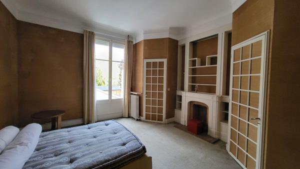 Belle maison bourgeoise face Champs Elysées avec jardin et carport