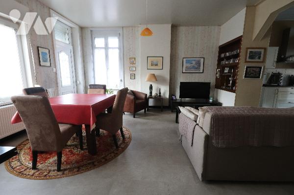 Exclusivité,
Très jolie maison située à deux pas du centre-ville, 3 chambres, garage, jardin.