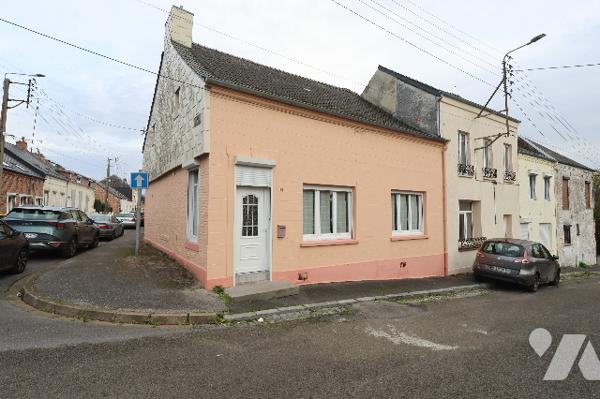 Exclusivité,
Très jolie maison située à deux pas du centre-ville, 3 chambres, garage, jardin.