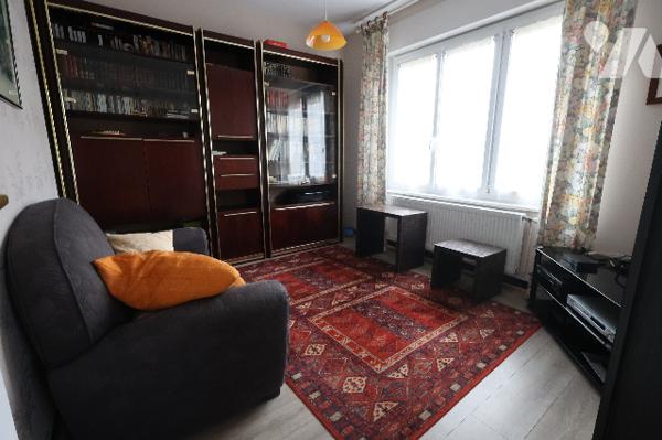 Exclusivité,
Très jolie maison située à deux pas du centre-ville, 3 chambres, garage, jardin.