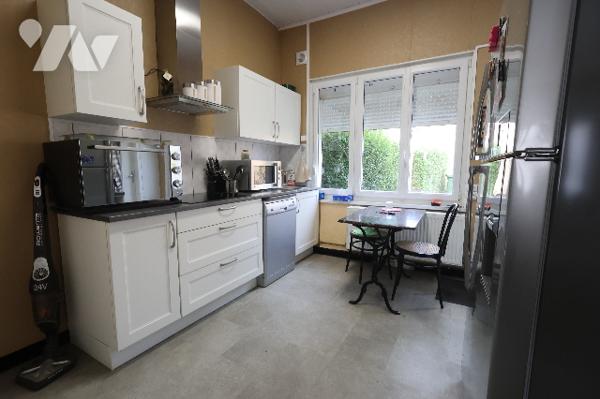 Exclusivité,
Très jolie maison située à deux pas du centre-ville, 3 chambres, garage, jardin.