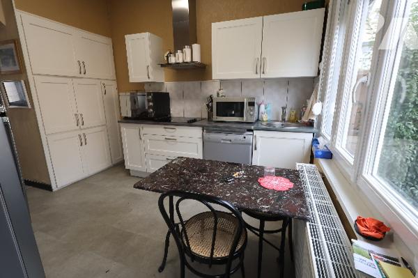 Exclusivité,
Très jolie maison située à deux pas du centre-ville, 3 chambres, garage, jardin.