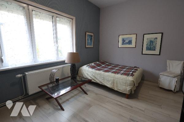 Exclusivité,
Très jolie maison située à deux pas du centre-ville, 3 chambres, garage, jardin.