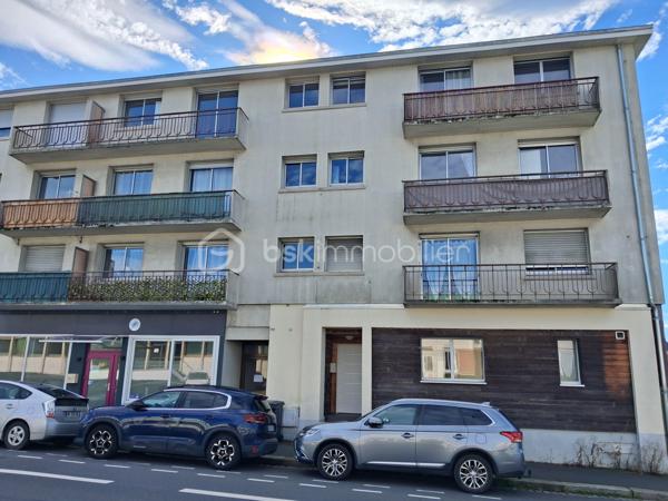 😎SAINT-LÔ CENTRE-VILLE – APPARTEMENT ENTIÈREMENT RÉNOVÉ AVEC TERRASSE ET GRANDE CAVE DE 50 m² !

BIEN RARE À LA VENTE – EMPLACEMENT PRIVILÉGIÉ À DEUX PAS DU LYCÉE LE VERRIER ET À 5 MINUTES À PIED DES COMMERCES !

🚨Vous recherchez un appartement rénové, idéalement situé en plein cœur de Saint-Lô, alliant confort, praticité et potentiel ? Ne passez pas à côté de cette belle opportunité !

Situé au rez-de-chaussée d'un immeuble en copropriété, à seulement 100 mètres du lycée Le Verrier et à 5 minutes à pied du centre-ville et de ses commerces, cet appartement de 58 m² entièrement refait à neuf séduira par sa situation exceptionnelle et ses nombreux atouts. 
Le système d'assainissement est au tout à l'égout. 
Les charges de co-propriété sont de environ 150 € mensuels. Pas de travaux à prévoir pour les futurs acquéreurs!!!
La taxe foncière est de 584 €

Dès l'entrée, vous découvrirez un agréable séjour-salon exposé plein sud, baigné de lumière et ouvert sur une cuisine aménagée et équipée, offrant un espace de vie convivial et fonctionnel.
Des placards sont intégrés dans divers espaces pour optimiser le rangement de vos vêtements et objets.
Un couloir dessert une chambre, une salle d'eau ainsi qu'un WC indépendant.
Pour profiter des beaux jours, une terrasse vous permettra de savourer votre café au soleil, un véritable privilège en plein centre-ville !

Les atouts qui font la différence :
➕Appartement entièrement rénové, prêt à vivre.
➕Exposition sud pour un espace de vie lumineux.
➕Terrasse agréable en cœur de ville.
➕DPE classé C, pour un logement peu énergivore.
➕Chauffage électrique individuel.
➕Grande cave privative de 50 m² en sous-sol, offrant un espace de stockage particulièrement appréciable.
➕Emplacement idéal, à proximité immédiate des établissements scolaires, des commerces et des commodités.

UN APPARTEMENT, DE MULTIPLES POSSIBILITÉS !
Parfaitement adapté à différents projets de vie et d'investissement, ce bien conviendra aussi bien :
✅ un investisseur recherchant un bien pour de la location.
✅ un étudiant souhaitant bénéficier d'un emplacement pratique.
✅un célibataire ou un jeune couple sans enfant.
✅un primo-accédant souhaitant devenir propriétaire.
✅des retraités privilégiant la proximité des commerces et une vie quotidienne facilitée.

Que vous recherchiez votre résidence principale ou un investissement locatif, cet appartement offre une combinaison particulièrement intéressante : rénovation récente, extérieur privatif, grande cave et emplacement central.

Une visite s'impose pour découvrir tout le potentiel de cet appartement. 
Contactez-moi sans tarder pour organiser votre visite !

💰Prix 120 750 € FAI à la charge du vendeur
☎️07.65.67.70.58
📧s.gorregues@bskimmobilier.com
Les informations sur les risques auxquels ce bien est exposé sont disponibles sur le site Géorisques : www.georisques.gouv.fr
EI Stéphane Gorréguès
Mandataire indépendant en immobilier
Réseau BSK Immobilier
Immatriculé au RSAC de Coutances n 929936029000
#stephanegorreguesimmobilier
#opportunité #bienimmobilier #saint-Lo
#stephanegorreguesbskimmobiliersaintloetenvirons
