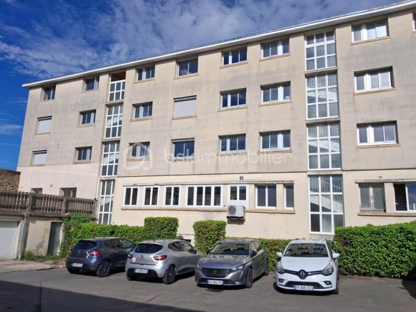 😎SAINT-LÔ CENTRE-VILLE – APPARTEMENT ENTIÈREMENT RÉNOVÉ AVEC TERRASSE ET GRANDE CAVE DE 50 m² !

BIEN RARE À LA VENTE – EMPLACEMENT PRIVILÉGIÉ À DEUX PAS DU LYCÉE LE VERRIER ET À 5 MINUTES À PIED DES COMMERCES !

🚨Vous recherchez un appartement rénové, idéalement situé en plein cœur de Saint-Lô, alliant confort, praticité et potentiel ? Ne passez pas à côté de cette belle opportunité !

Situé au rez-de-chaussée d'un immeuble en copropriété, à seulement 100 mètres du lycée Le Verrier et à 5 minutes à pied du centre-ville et de ses commerces, cet appartement de 58 m² entièrement refait à neuf séduira par sa situation exceptionnelle et ses nombreux atouts. 
Le système d'assainissement est au tout à l'égout. 
Les charges de co-propriété sont de environ 150 € mensuels. Pas de travaux à prévoir pour les futurs acquéreurs!!!
La taxe foncière est de 584 €

Dès l'entrée, vous découvrirez un agréable séjour-salon exposé plein sud, baigné de lumière et ouvert sur une cuisine aménagée et équipée, offrant un espace de vie convivial et fonctionnel.
Des placards sont intégrés dans divers espaces pour optimiser le rangement de vos vêtements et objets.
Un couloir dessert une chambre, une salle d'eau ainsi qu'un WC indépendant.
Pour profiter des beaux jours, une terrasse vous permettra de savourer votre café au soleil, un véritable privilège en plein centre-ville !

Les atouts qui font la différence :
➕Appartement entièrement rénové, prêt à vivre.
➕Exposition sud pour un espace de vie lumineux.
➕Terrasse agréable en cœur de ville.
➕DPE classé C, pour un logement peu énergivore.
➕Chauffage électrique individuel.
➕Grande cave privative de 50 m² en sous-sol, offrant un espace de stockage particulièrement appréciable.
➕Emplacement idéal, à proximité immédiate des établissements scolaires, des commerces et des commodités.

UN APPARTEMENT, DE MULTIPLES POSSIBILITÉS !
Parfaitement adapté à différents projets de vie et d'investissement, ce bien conviendra aussi bien :
✅ un investisseur recherchant un bien pour de la location.
✅ un étudiant souhaitant bénéficier d'un emplacement pratique.
✅un célibataire ou un jeune couple sans enfant.
✅un primo-accédant souhaitant devenir propriétaire.
✅des retraités privilégiant la proximité des commerces et une vie quotidienne facilitée.

Que vous recherchiez votre résidence principale ou un investissement locatif, cet appartement offre une combinaison particulièrement intéressante : rénovation récente, extérieur privatif, grande cave et emplacement central.

Une visite s'impose pour découvrir tout le potentiel de cet appartement. 
Contactez-moi sans tarder pour organiser votre visite !

💰Prix 120 750 € FAI à la charge du vendeur
☎️07.65.67.70.58
📧s.gorregues@bskimmobilier.com
Les informations sur les risques auxquels ce bien est exposé sont disponibles sur le site Géorisques : www.georisques.gouv.fr
EI Stéphane Gorréguès
Mandataire indépendant en immobilier
Réseau BSK Immobilier
Immatriculé au RSAC de Coutances n 929936029000
#stephanegorreguesimmobilier
#opportunité #bienimmobilier #saint-Lo
#stephanegorreguesbskimmobiliersaintloetenvirons