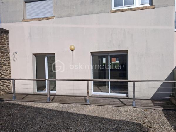 😎SAINT-LÔ CENTRE-VILLE – APPARTEMENT ENTIÈREMENT RÉNOVÉ AVEC TERRASSE ET GRANDE CAVE DE 50 m² !

BIEN RARE À LA VENTE – EMPLACEMENT PRIVILÉGIÉ À DEUX PAS DU LYCÉE LE VERRIER ET À 5 MINUTES À PIED DES COMMERCES !

🚨Vous recherchez un appartement rénové, idéalement situé en plein cœur de Saint-Lô, alliant confort, praticité et potentiel ? Ne passez pas à côté de cette belle opportunité !

Situé au rez-de-chaussée d'un immeuble en copropriété, à seulement 100 mètres du lycée Le Verrier et à 5 minutes à pied du centre-ville et de ses commerces, cet appartement de 58 m² entièrement refait à neuf séduira par sa situation exceptionnelle et ses nombreux atouts. 
Le système d'assainissement est au tout à l'égout. 
Les charges de co-propriété sont de environ 150 € mensuels. Pas de travaux à prévoir pour les futurs acquéreurs!!!
La taxe foncière est de 584 €

Dès l'entrée, vous découvrirez un agréable séjour-salon exposé plein sud, baigné de lumière et ouvert sur une cuisine aménagée et équipée, offrant un espace de vie convivial et fonctionnel.
Des placards sont intégrés dans divers espaces pour optimiser le rangement de vos vêtements et objets.
Un couloir dessert une chambre, une salle d'eau ainsi qu'un WC indépendant.
Pour profiter des beaux jours, une terrasse vous permettra de savourer votre café au soleil, un véritable privilège en plein centre-ville !

Les atouts qui font la différence :
➕Appartement entièrement rénové, prêt à vivre.
➕Exposition sud pour un espace de vie lumineux.
➕Terrasse agréable en cœur de ville.
➕DPE classé C, pour un logement peu énergivore.
➕Chauffage électrique individuel.
➕Grande cave privative de 50 m² en sous-sol, offrant un espace de stockage particulièrement appréciable.
➕Emplacement idéal, à proximité immédiate des établissements scolaires, des commerces et des commodités.

UN APPARTEMENT, DE MULTIPLES POSSIBILITÉS !
Parfaitement adapté à différents projets de vie et d'investissement, ce bien conviendra aussi bien :
✅ un investisseur recherchant un bien pour de la location.
✅ un étudiant souhaitant bénéficier d'un emplacement pratique.
✅un célibataire ou un jeune couple sans enfant.
✅un primo-accédant souhaitant devenir propriétaire.
✅des retraités privilégiant la proximité des commerces et une vie quotidienne facilitée.

Que vous recherchiez votre résidence principale ou un investissement locatif, cet appartement offre une combinaison particulièrement intéressante : rénovation récente, extérieur privatif, grande cave et emplacement central.

Une visite s'impose pour découvrir tout le potentiel de cet appartement. 
Contactez-moi sans tarder pour organiser votre visite !

💰Prix 120 750 € FAI à la charge du vendeur
☎️07.65.67.70.58
📧s.gorregues@bskimmobilier.com
Les informations sur les risques auxquels ce bien est exposé sont disponibles sur le site Géorisques : www.georisques.gouv.fr
EI Stéphane Gorréguès
Mandataire indépendant en immobilier
Réseau BSK Immobilier
Immatriculé au RSAC de Coutances n 929936029000
#stephanegorreguesimmobilier
#opportunité #bienimmobilier #saint-Lo
#stephanegorreguesbskimmobiliersaintloetenvirons