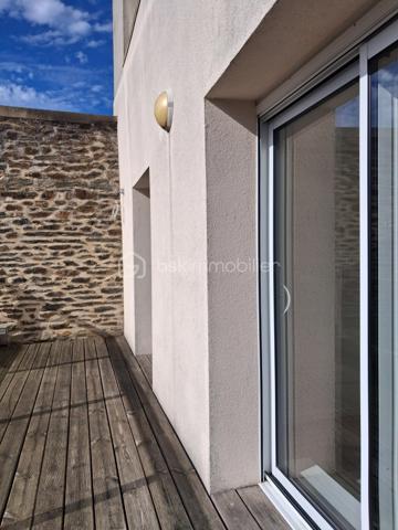 😎SAINT-LÔ CENTRE-VILLE – APPARTEMENT ENTIÈREMENT RÉNOVÉ AVEC TERRASSE ET GRANDE CAVE DE 50 m² !

BIEN RARE À LA VENTE – EMPLACEMENT PRIVILÉGIÉ À DEUX PAS DU LYCÉE LE VERRIER ET À 5 MINUTES À PIED DES COMMERCES !

🚨Vous recherchez un appartement rénové, idéalement situé en plein cœur de Saint-Lô, alliant confort, praticité et potentiel ? Ne passez pas à côté de cette belle opportunité !

Situé au rez-de-chaussée d'un immeuble en copropriété, à seulement 100 mètres du lycée Le Verrier et à 5 minutes à pied du centre-ville et de ses commerces, cet appartement de 58 m² entièrement refait à neuf séduira par sa situation exceptionnelle et ses nombreux atouts. 
Le système d'assainissement est au tout à l'égout. 
Les charges de co-propriété sont de environ 150 € mensuels. Pas de travaux à prévoir pour les futurs acquéreurs!!!
La taxe foncière est de 584 €

Dès l'entrée, vous découvrirez un agréable séjour-salon exposé plein sud, baigné de lumière et ouvert sur une cuisine aménagée et équipée, offrant un espace de vie convivial et fonctionnel.
Des placards sont intégrés dans divers espaces pour optimiser le rangement de vos vêtements et objets.
Un couloir dessert une chambre, une salle d'eau ainsi qu'un WC indépendant.
Pour profiter des beaux jours, une terrasse vous permettra de savourer votre café au soleil, un véritable privilège en plein centre-ville !

Les atouts qui font la différence :
➕Appartement entièrement rénové, prêt à vivre.
➕Exposition sud pour un espace de vie lumineux.
➕Terrasse agréable en cœur de ville.
➕DPE classé C, pour un logement peu énergivore.
➕Chauffage électrique individuel.
➕Grande cave privative de 50 m² en sous-sol, offrant un espace de stockage particulièrement appréciable.
➕Emplacement idéal, à proximité immédiate des établissements scolaires, des commerces et des commodités.

UN APPARTEMENT, DE MULTIPLES POSSIBILITÉS !
Parfaitement adapté à différents projets de vie et d'investissement, ce bien conviendra aussi bien :
✅ un investisseur recherchant un bien pour de la location.
✅ un étudiant souhaitant bénéficier d'un emplacement pratique.
✅un célibataire ou un jeune couple sans enfant.
✅un primo-accédant souhaitant devenir propriétaire.
✅des retraités privilégiant la proximité des commerces et une vie quotidienne facilitée.

Que vous recherchiez votre résidence principale ou un investissement locatif, cet appartement offre une combinaison particulièrement intéressante : rénovation récente, extérieur privatif, grande cave et emplacement central.

Une visite s'impose pour découvrir tout le potentiel de cet appartement. 
Contactez-moi sans tarder pour organiser votre visite !

💰Prix 120 750 € FAI à la charge du vendeur
☎️07.65.67.70.58
📧s.gorregues@bskimmobilier.com
Les informations sur les risques auxquels ce bien est exposé sont disponibles sur le site Géorisques : www.georisques.gouv.fr
EI Stéphane Gorréguès
Mandataire indépendant en immobilier
Réseau BSK Immobilier
Immatriculé au RSAC de Coutances n 929936029000
#stephanegorreguesimmobilier
#opportunité #bienimmobilier #saint-Lo
#stephanegorreguesbskimmobiliersaintloetenvirons