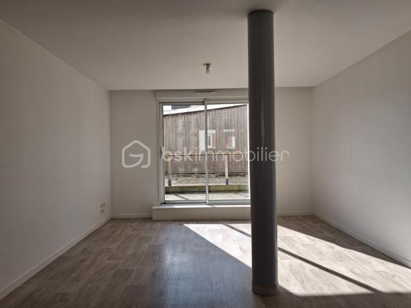 😎SAINT-LÔ CENTRE-VILLE – APPARTEMENT ENTIÈREMENT RÉNOVÉ AVEC TERRASSE ET GRANDE CAVE DE 50 m² !

BIEN RARE À LA VENTE – EMPLACEMENT PRIVILÉGIÉ À DEUX PAS DU LYCÉE LE VERRIER ET À 5 MINUTES À PIED DES COMMERCES !

🚨Vous recherchez un appartement rénové, idéalement situé en plein cœur de Saint-Lô, alliant confort, praticité et potentiel ? Ne passez pas à côté de cette belle opportunité !

Situé au rez-de-chaussée d'un immeuble en copropriété, à seulement 100 mètres du lycée Le Verrier et à 5 minutes à pied du centre-ville et de ses commerces, cet appartement de 58 m² entièrement refait à neuf séduira par sa situation exceptionnelle et ses nombreux atouts. 
Le système d'assainissement est au tout à l'égout. 
Les charges de co-propriété sont de environ 150 € mensuels. Pas de travaux à prévoir pour les futurs acquéreurs!!!
La taxe foncière est de 584 €

Dès l'entrée, vous découvrirez un agréable séjour-salon exposé plein sud, baigné de lumière et ouvert sur une cuisine aménagée et équipée, offrant un espace de vie convivial et fonctionnel.
Des placards sont intégrés dans divers espaces pour optimiser le rangement de vos vêtements et objets.
Un couloir dessert une chambre, une salle d'eau ainsi qu'un WC indépendant.
Pour profiter des beaux jours, une terrasse vous permettra de savourer votre café au soleil, un véritable privilège en plein centre-ville !

Les atouts qui font la différence :
➕Appartement entièrement rénové, prêt à vivre.
➕Exposition sud pour un espace de vie lumineux.
➕Terrasse agréable en cœur de ville.
➕DPE classé C, pour un logement peu énergivore.
➕Chauffage électrique individuel.
➕Grande cave privative de 50 m² en sous-sol, offrant un espace de stockage particulièrement appréciable.
➕Emplacement idéal, à proximité immédiate des établissements scolaires, des commerces et des commodités.

UN APPARTEMENT, DE MULTIPLES POSSIBILITÉS !
Parfaitement adapté à différents projets de vie et d'investissement, ce bien conviendra aussi bien :
✅ un investisseur recherchant un bien pour de la location.
✅ un étudiant souhaitant bénéficier d'un emplacement pratique.
✅un célibataire ou un jeune couple sans enfant.
✅un primo-accédant souhaitant devenir propriétaire.
✅des retraités privilégiant la proximité des commerces et une vie quotidienne facilitée.

Que vous recherchiez votre résidence principale ou un investissement locatif, cet appartement offre une combinaison particulièrement intéressante : rénovation récente, extérieur privatif, grande cave et emplacement central.

Une visite s'impose pour découvrir tout le potentiel de cet appartement. 
Contactez-moi sans tarder pour organiser votre visite !

💰Prix 120 750 € FAI à la charge du vendeur
☎️07.65.67.70.58
📧s.gorregues@bskimmobilier.com
Les informations sur les risques auxquels ce bien est exposé sont disponibles sur le site Géorisques : www.georisques.gouv.fr
EI Stéphane Gorréguès
Mandataire indépendant en immobilier
Réseau BSK Immobilier
Immatriculé au RSAC de Coutances n 929936029000
#stephanegorreguesimmobilier
#opportunité #bienimmobilier #saint-Lo
#stephanegorreguesbskimmobiliersaintloetenvirons